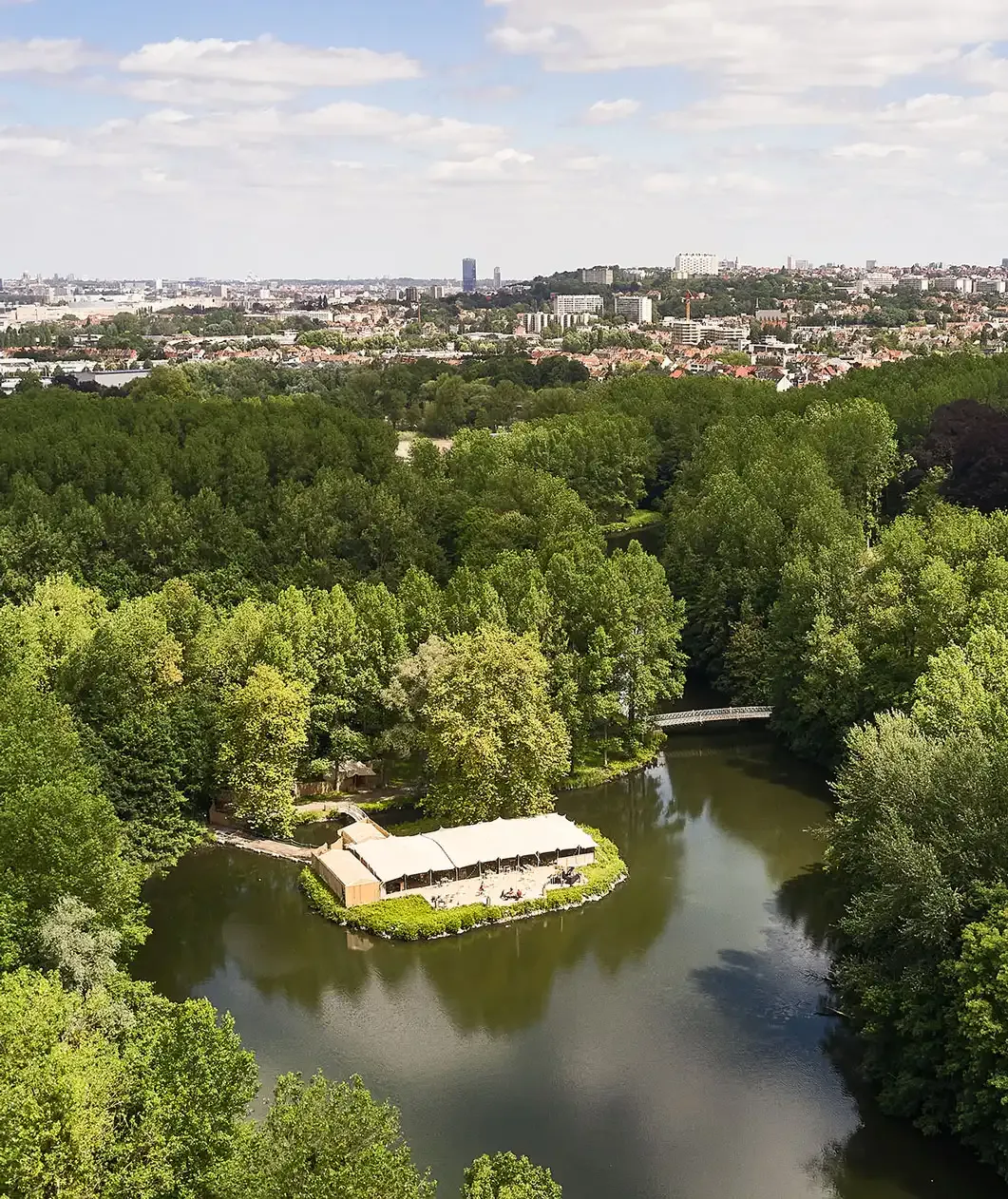 Réception walking dinner Be Meet été 2025 sous tente élégante avec vue sur la nature
