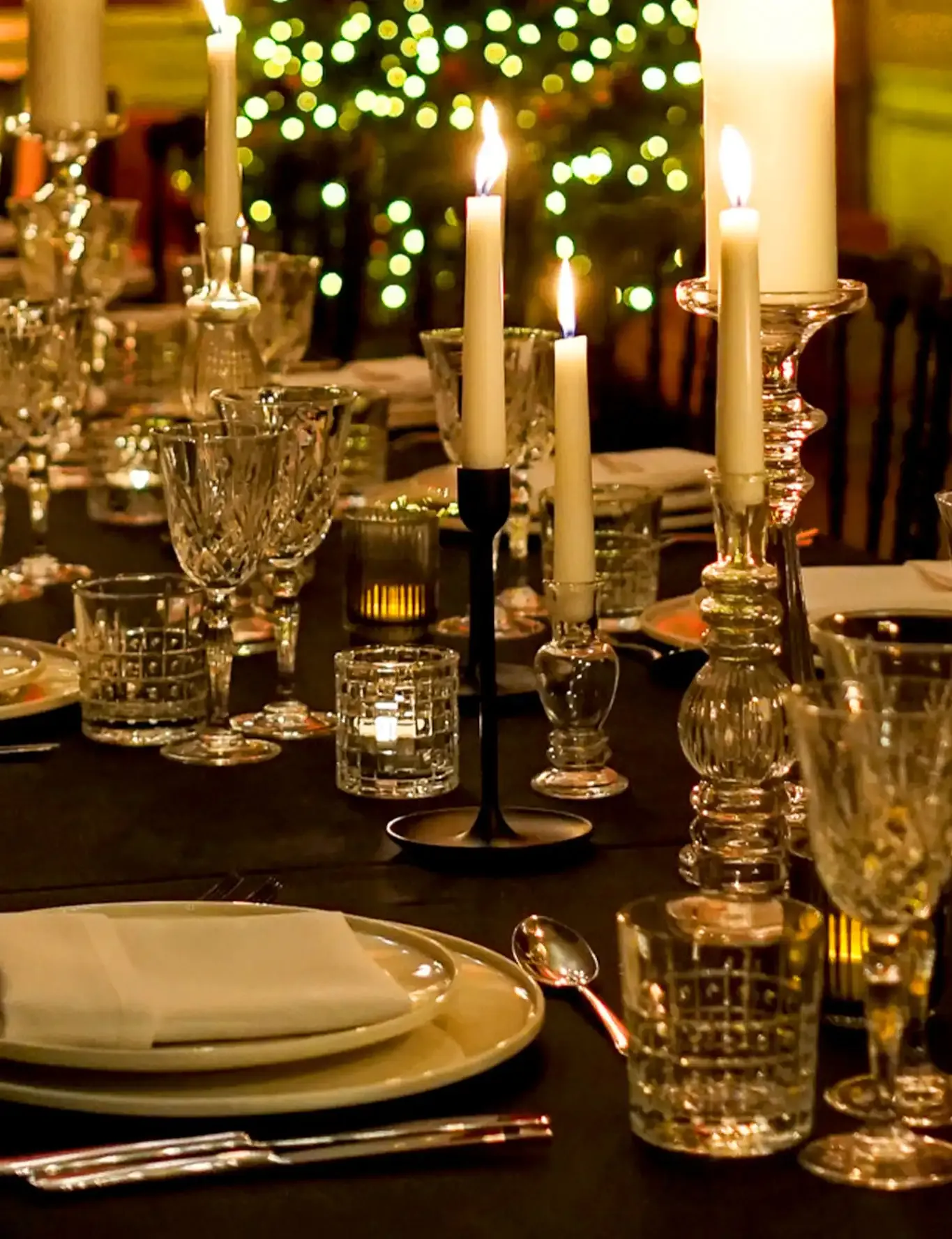 Ambiance festive du château Be Meet avec convives et éclairage chaleureux