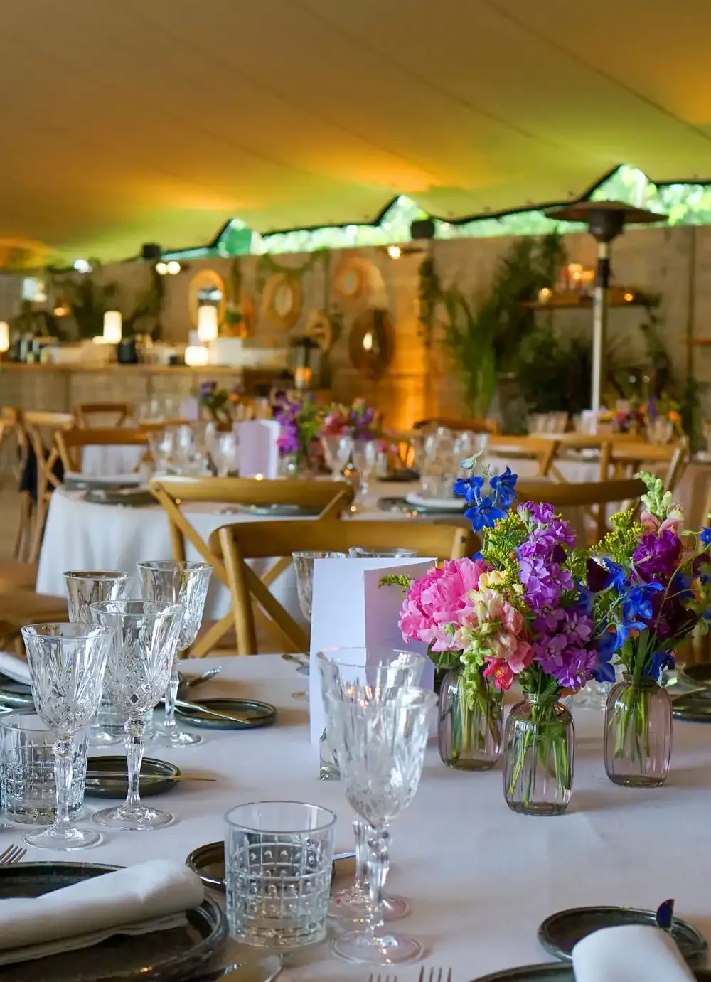 Événement printemps 2024 sur l'Île Be Meet avec tentes blanches et nature printanière