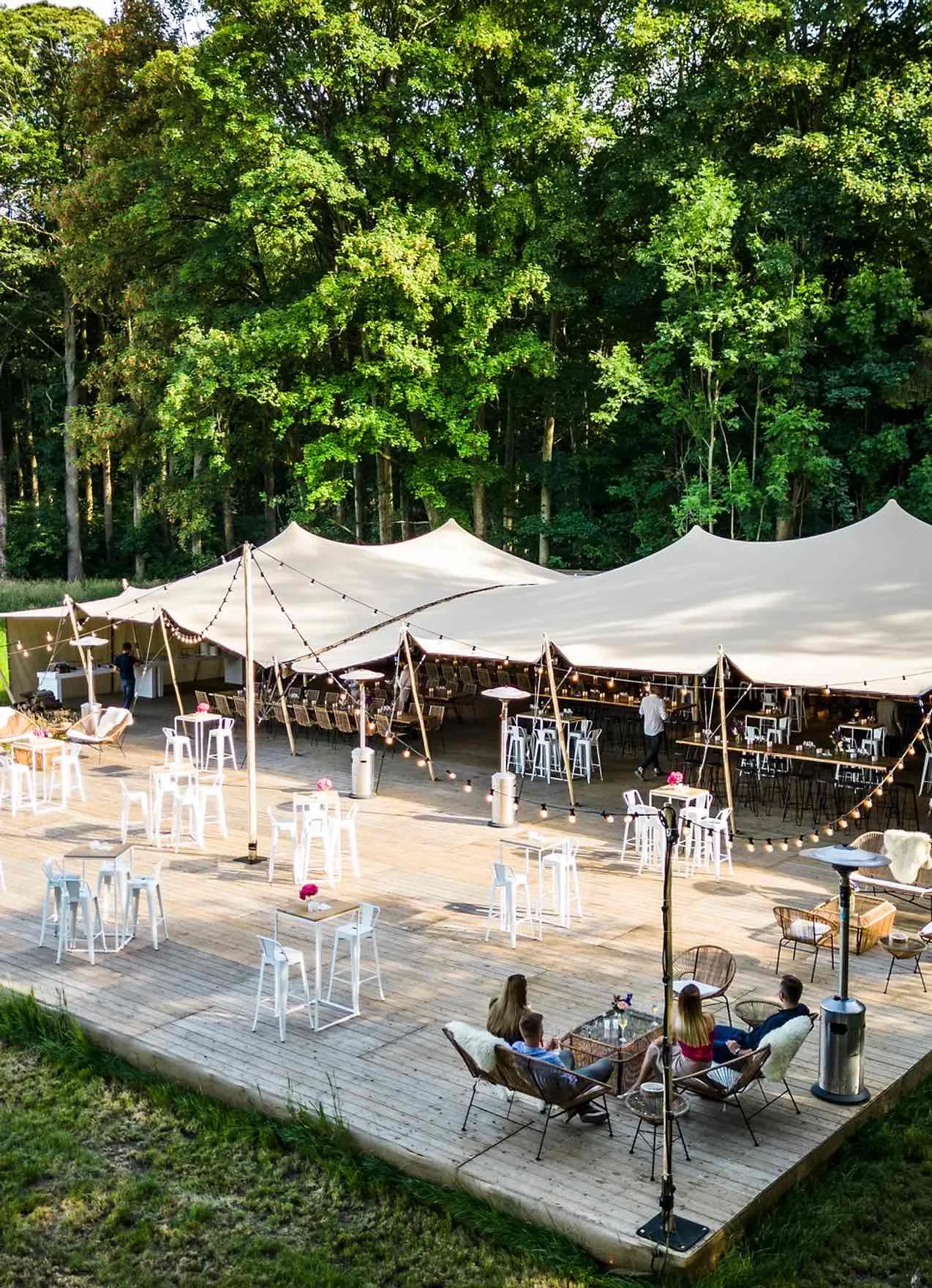 Événement Be Meet 2022 dans la clairière d'Overijse avec tables dressées en pleine forêt