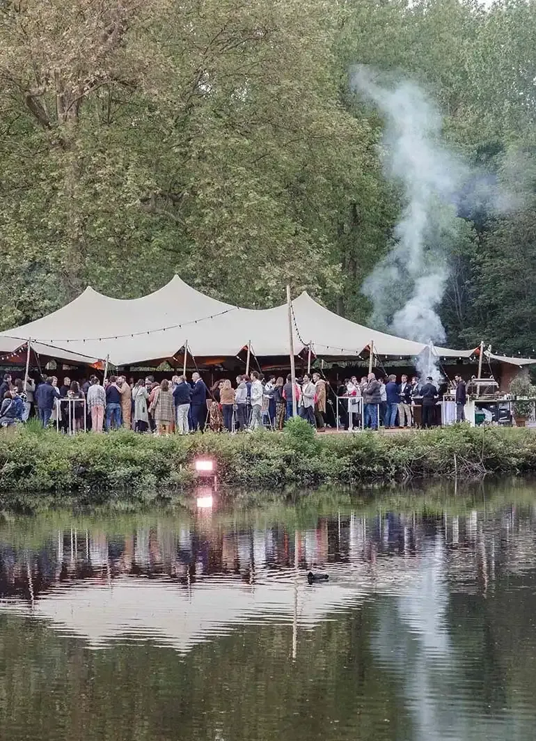 Événement Be Meet 2023 sur l'île avec infrastructure complète et décoration estivale