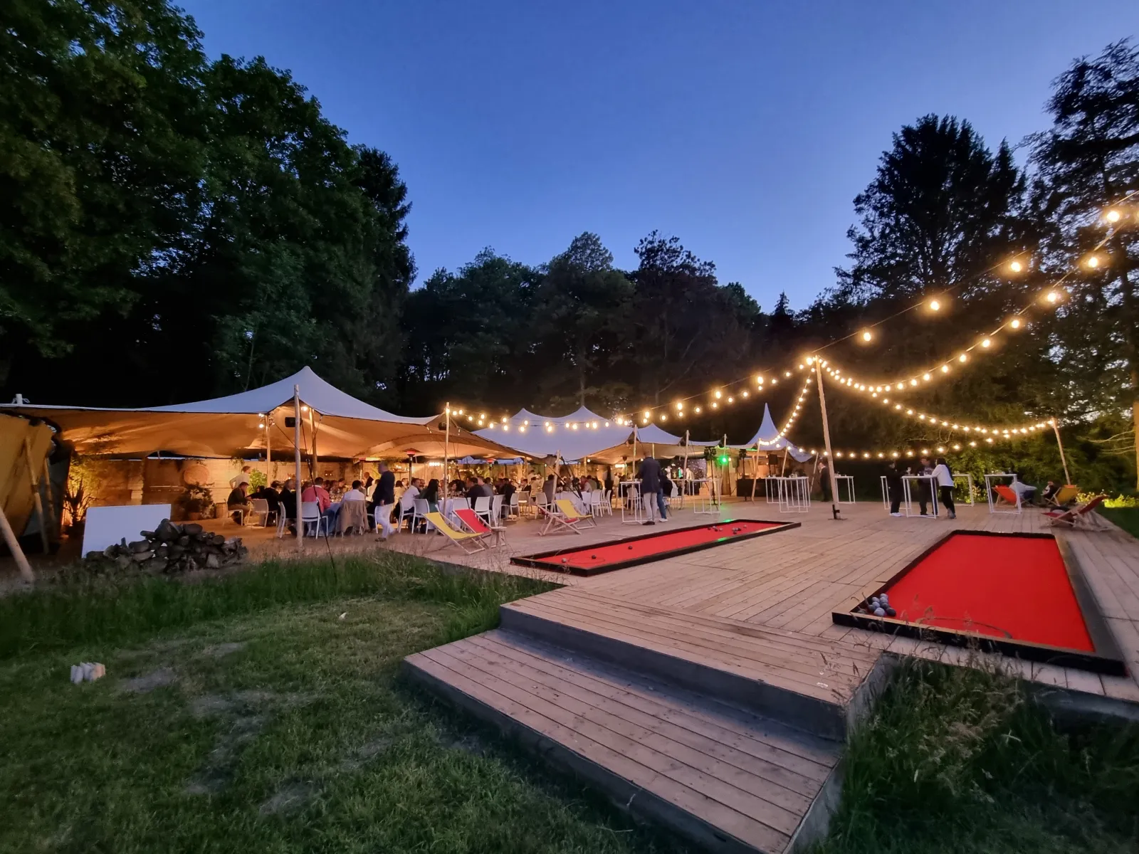 La Clairière Be Meet de nuit avec guirlandes lumineuses