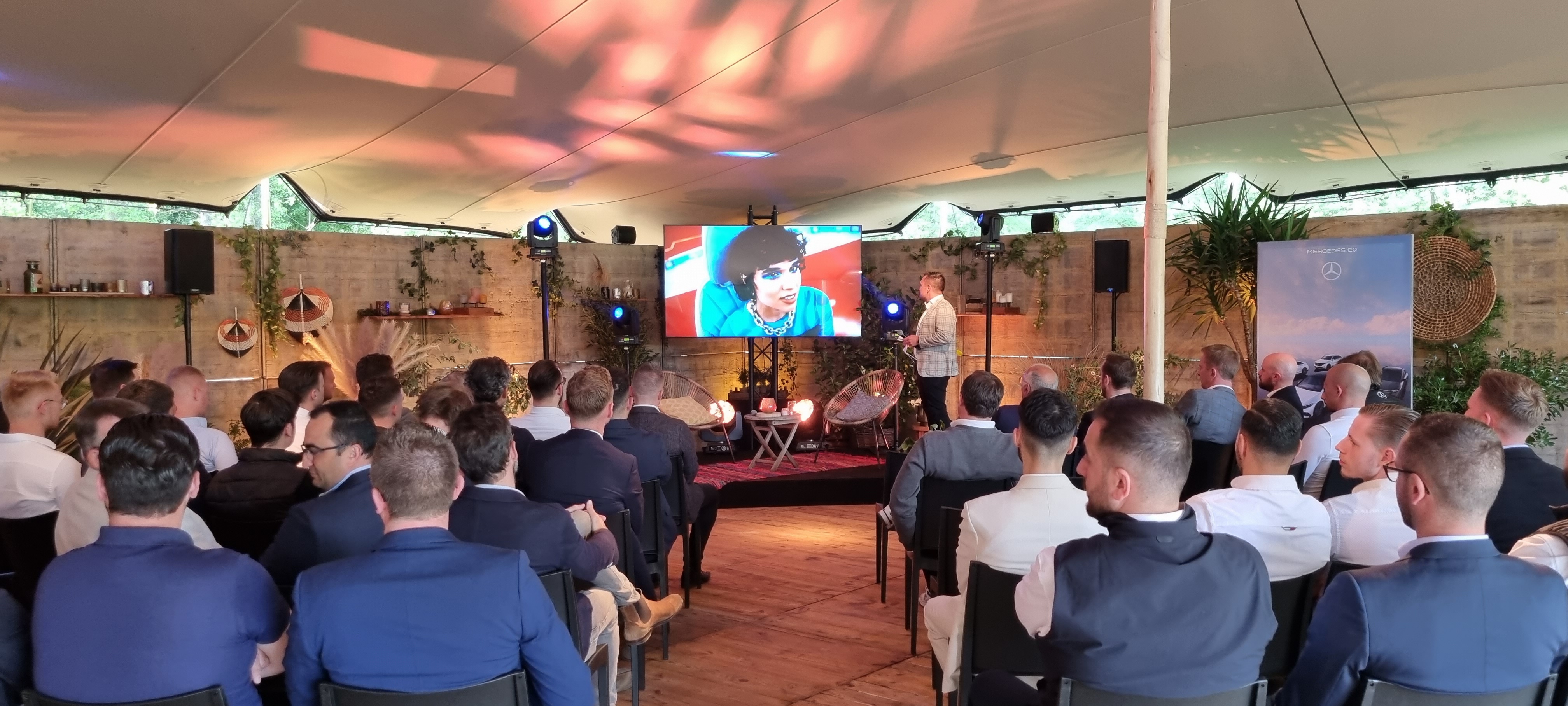 Terrasse décorée pour un dîner en plein air à La Clairière Be Meet