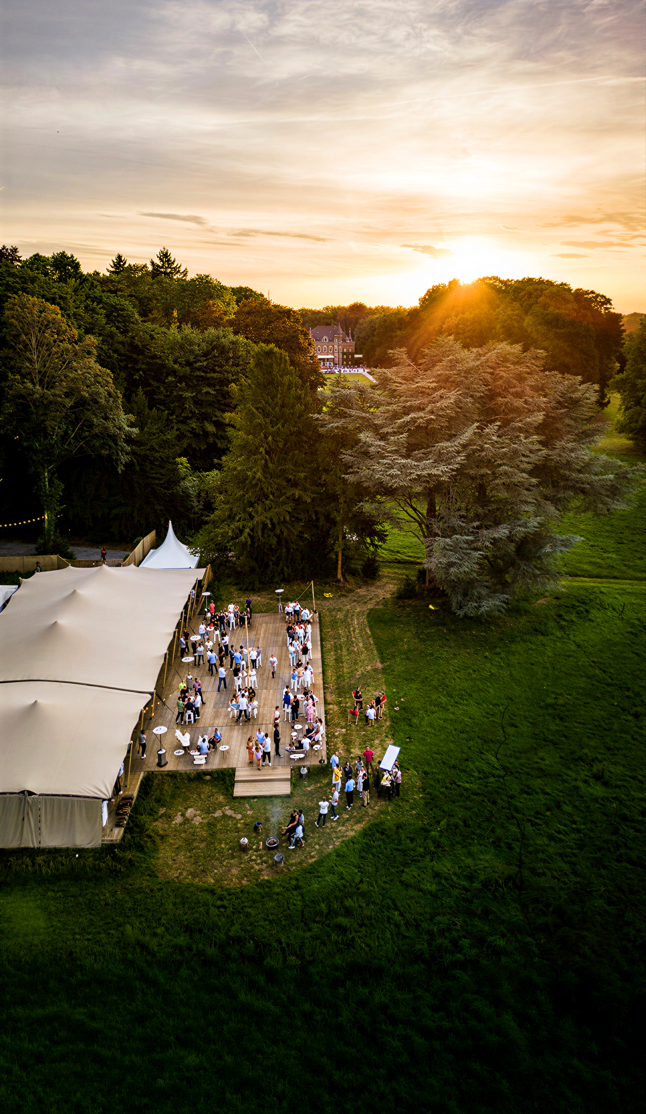 Vue aérienne de La Clairière Be Meet au coucher du soleil